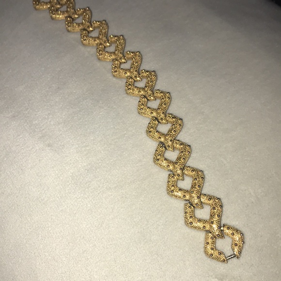 1960’s Vintage Crown Trifari Textured Gold Tone Bracelet - Picture 3 of 4
